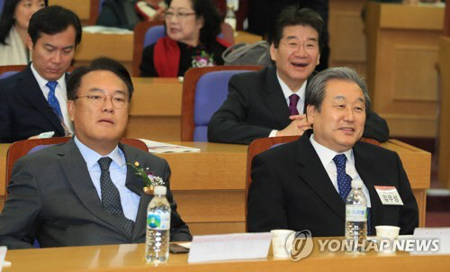 자유한국당 김무성 의원(우측), 정진석 의원(좌측)